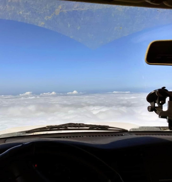 3. "La vista dalla cima della montagna dalla mia auto: sembra che io stia volando"